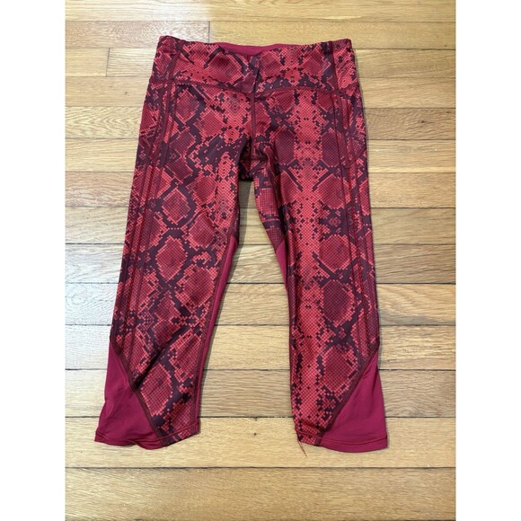 Lululemon Size 4 Vent It Out Crop 19" Leggings Red Snake - Picture 2 of 5